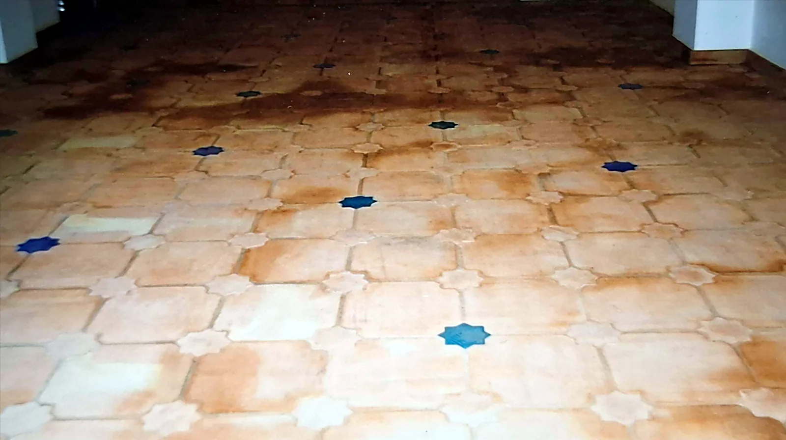Suelo nazarí de terracota con estrellas vidriadas en azul