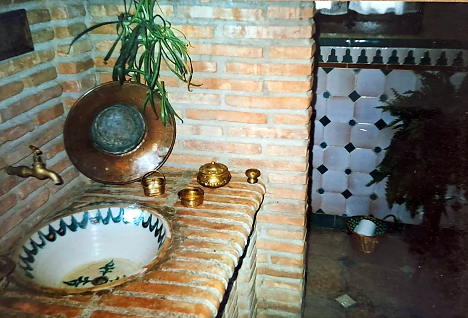 Baño de estilo nazarí con lavabo de cerámica Fajalauza y alicatado artesanal