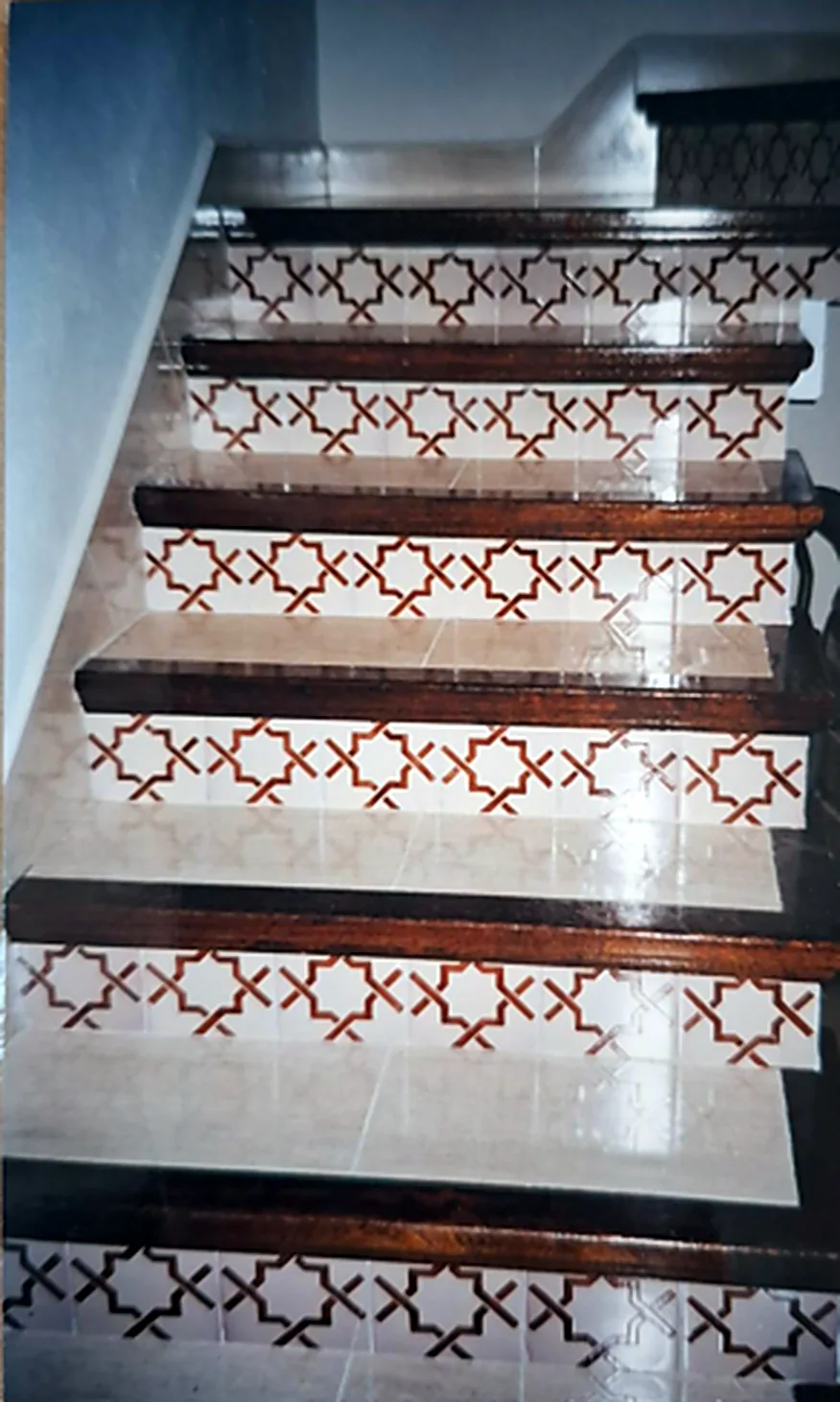Escalera decorada con azulejos Fajalauza de estrella en las contrahuellas