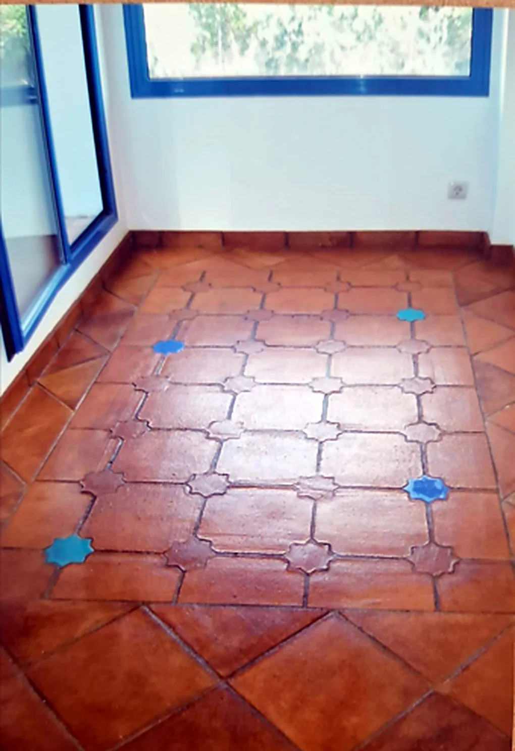 Suelo cerámico de terracota con estrellas azules Fajalauza